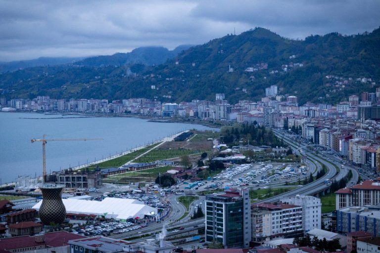 Türkiye'nin Rize şehrinin Karadeniz kıyı şeridi ve çevresindeki dağlarla birlikte muhteşem bir kuşbakışı görüntüsü.