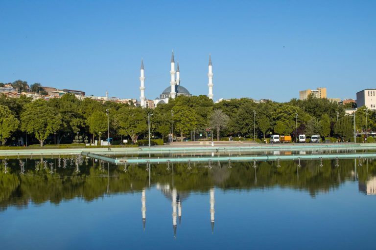 Ankara'da, Kocatepe Camii'nin sakin bir gölete yansıdığı muhteşem manzara.