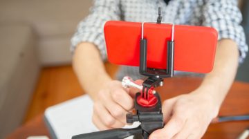 İçerik üretimi için tripod üzerinde akıllı telefon kurulumu