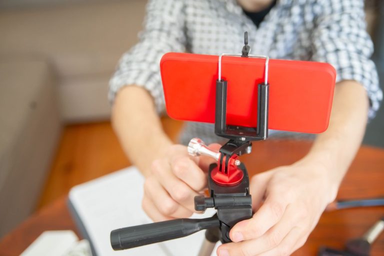 İçerik üretimi için tripod üzerinde akıllı telefon kurulumu