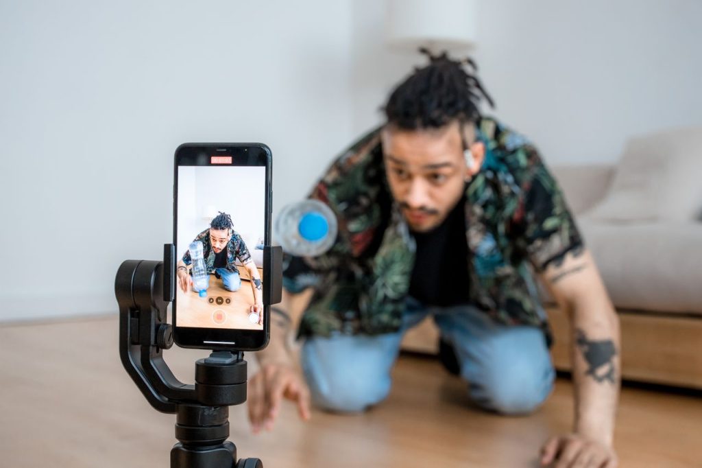 Gimbal ile yaratıcı video çeken içerik üreticisi