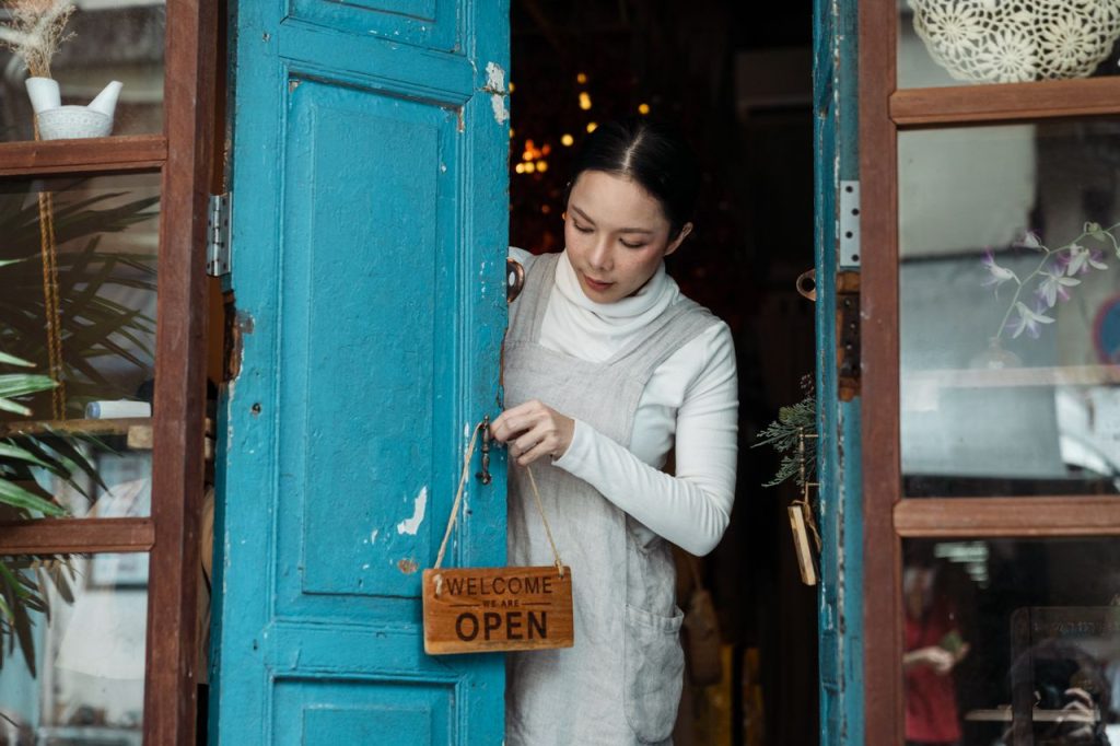 Açık tabelasını asan kafe işletmecisi