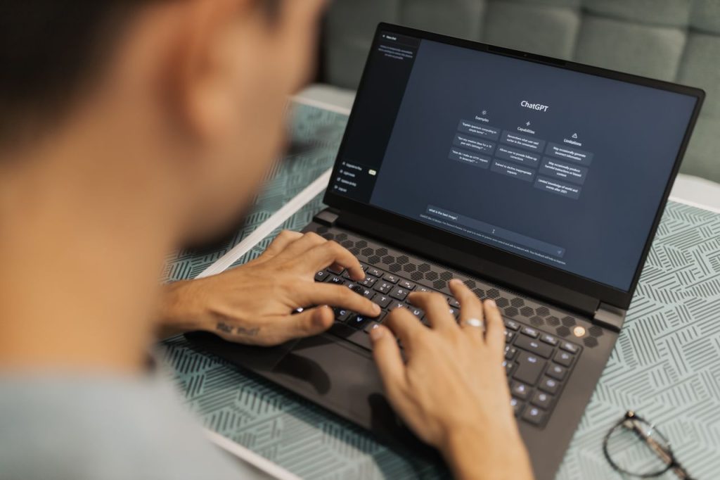 Yapay zeka yazılımı açık laptopta çalışan kişi