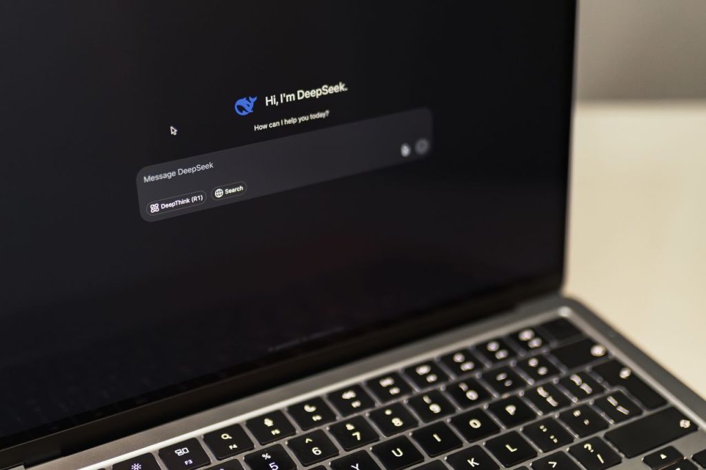 MacBook ekranında AI arayüzü yakın plan