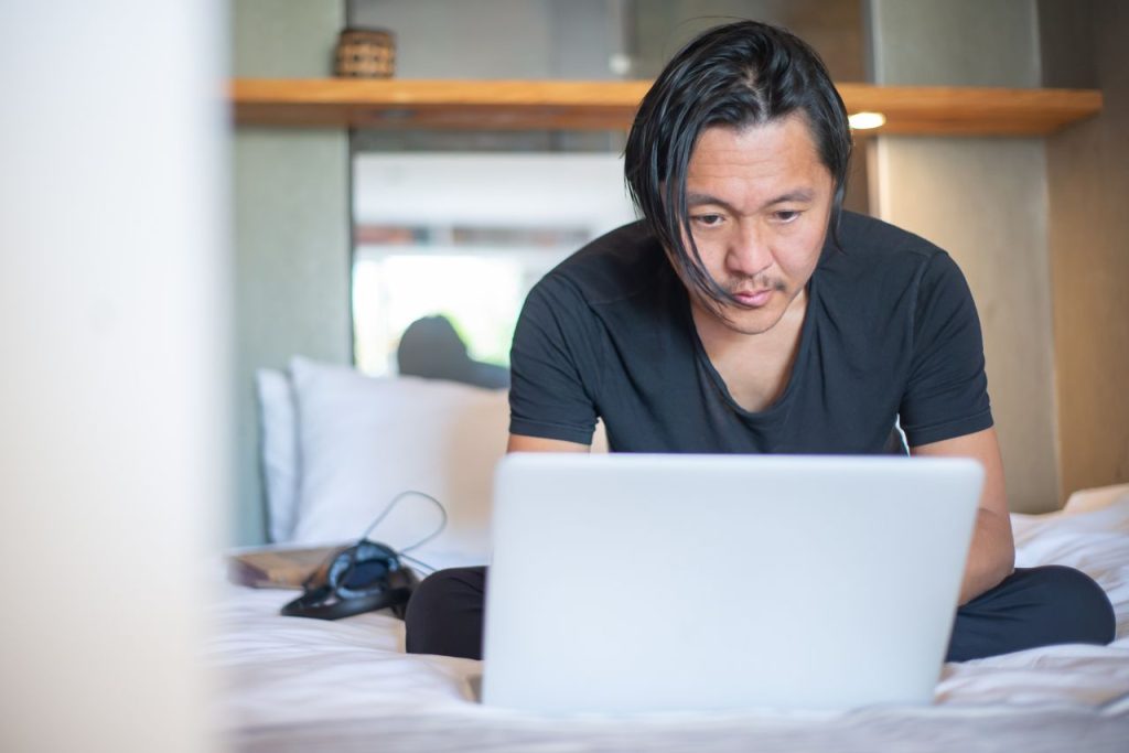 Evden laptop ile çalışan freelancer