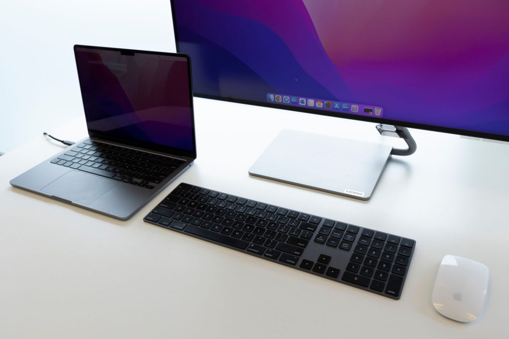 Lenovo, MacBook Neo’ya Alternatif Uygun Fiyatlı Laptop Sunuyor