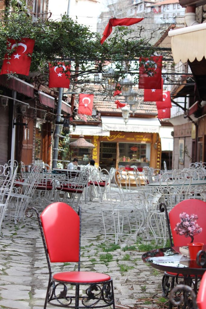 Kırmızı sandalyeler ve Türk bayrakları, Safranbolu'daki şirin bir kafe sokağını süslüyor.