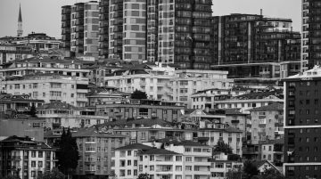 İstanbul'un yoğun konut mimarisini içeren siyah beyaz şehir manzarası, yüksek katlı binaları öne çıkarıyor.