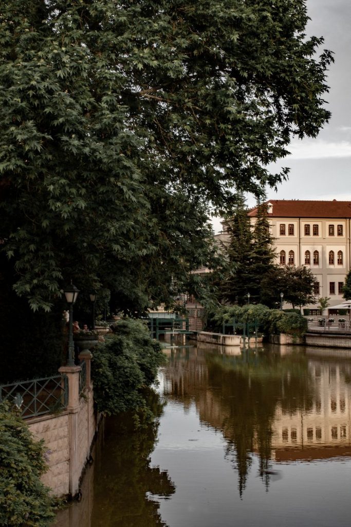 Eskişehir'deki Porsuk Nehri ve şehir binalarının yansıtıcı manzarası.