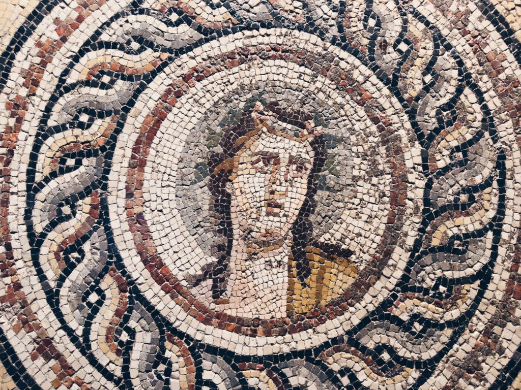 Gaziantep, Türkiye'den ayrıntılı antik Roma mozaikleri, tarihi sanatı sergilemektedir.