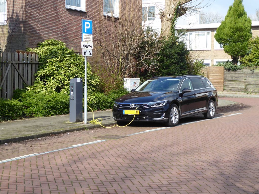 Amsterdam'da bir sokak istasyonunda elektrikli araç şarjı, kentsel çevre dostluğunu vurguluyor.