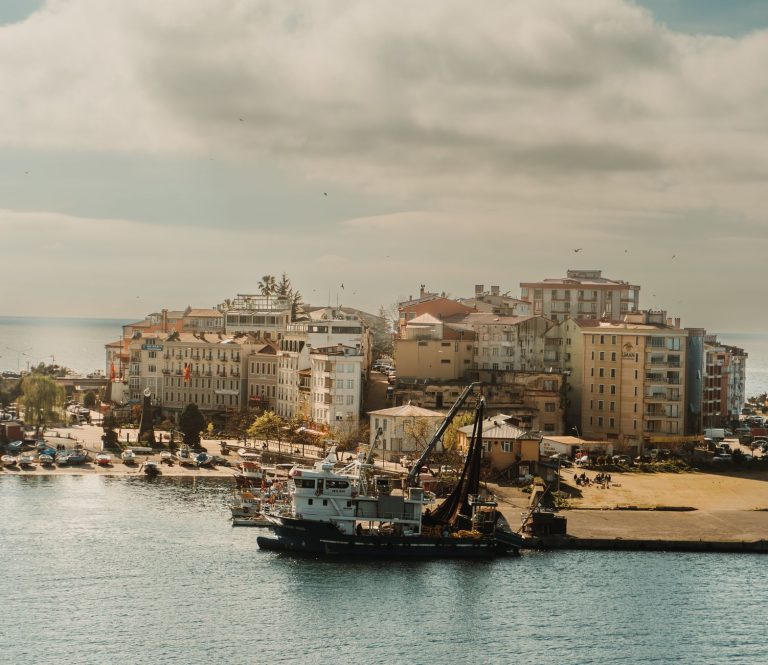 Giresun, Türkiye'nin Tirebolu kasabasını, canlı mimarisi ve huzur veren deniz manzarasıyla keşfedin.