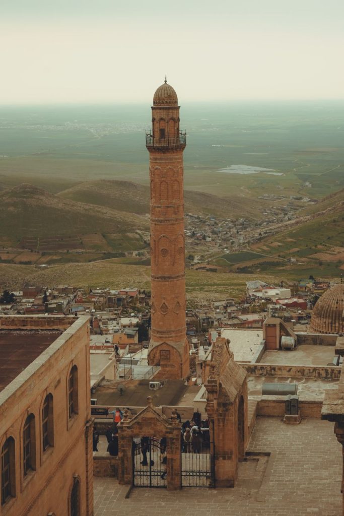 Mardin, Türkiye'deki tarihi Ulu Cami minaresinin etkileyici havadan görünümü.
