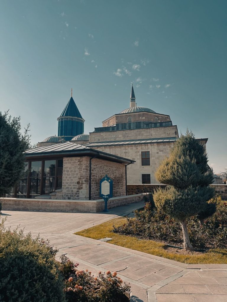 Konya, Türkiye'deki ikonik Mevlana Müzesi'ni muhteşem mimarisi ve yeşil bahçesi ile keşfedin.