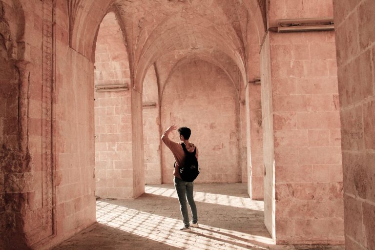Bir kişi, Türkiye'nin Mardin kentinin tarihi mimari güzelliklerini keşfediyor.