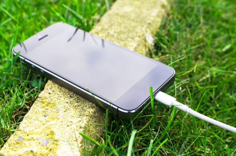 Kamp yaparken telefon şarjı nasıl korunur