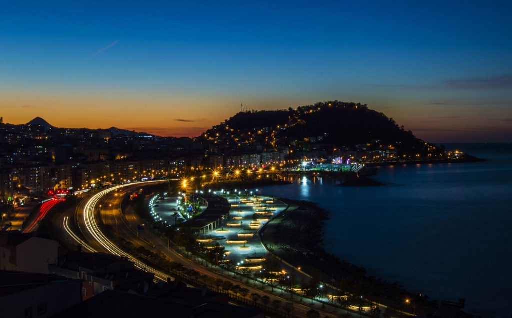 Kentsel ışıklar ve kıyı güzelliğini sergileyen, alacakaranlıkta Giresun'un canlı şehir manzarası.