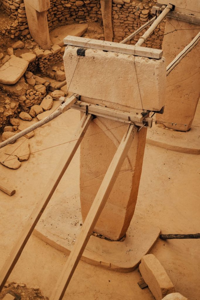 Şanlıurfa, Türkiye'deki Göbekli Tepe'deki tarih öncesi mimariyi vurgulayan antik taş sütunların havadan görünümü.