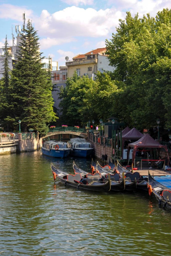 Eskişehir'de tekneler ve yeşilliklerle dolu şirin bir kanal manzarası.