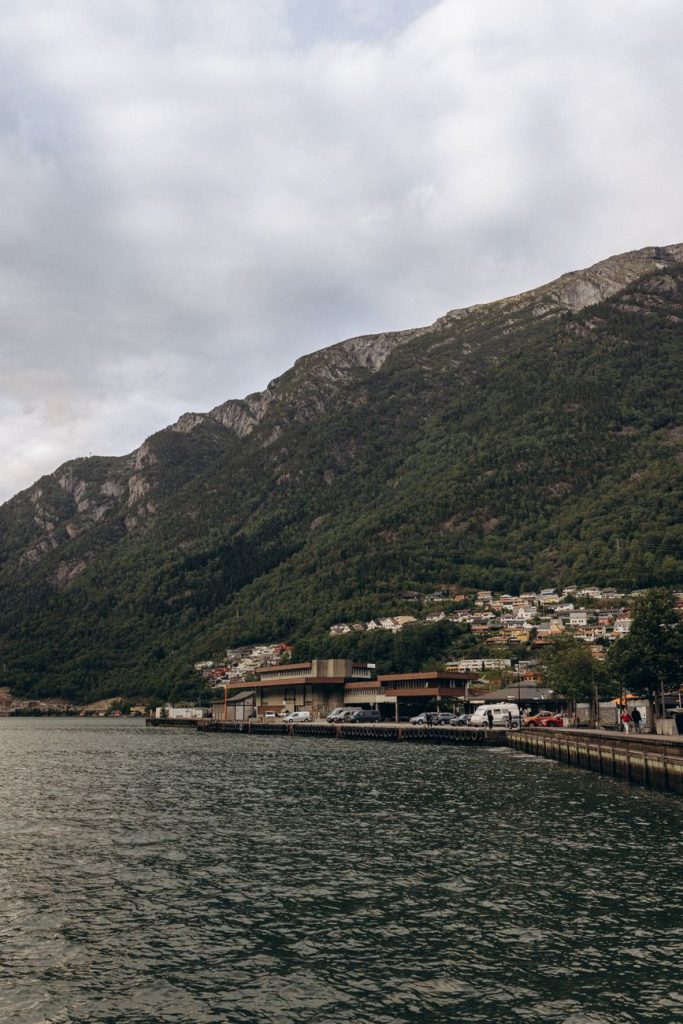 Norveç'in Odda şehrinin görkemli dağları ve sakin sularıyla nefes kesen manzarasını keşfedin.