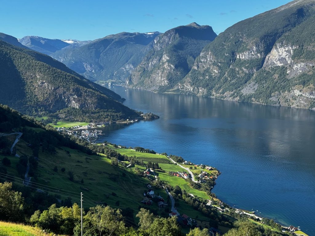 Yemyeşil manzaraları ve dağlık arazisiyle Norveç fiyordunun nefes kesen manzarası.