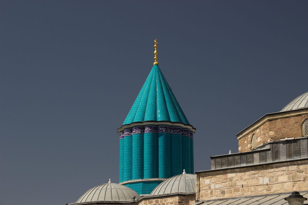 Türkiye'nin Konya kentindeki Mevlana Müzesi'nin turkuaz kubbesinin berrak gökyüzüne karşı çarpıcı bir görüntüsü.