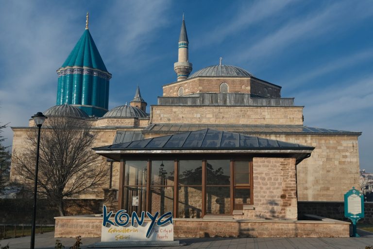 Konya'daki Mevlana Müzesi'nin simgesel turkuaz kubbesiyle muhteşem manzarası.