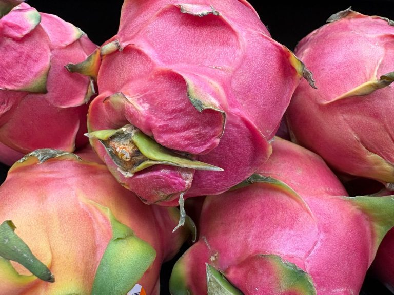 Pembe kabuklu yeşil uçlu taze ejder meyveleri