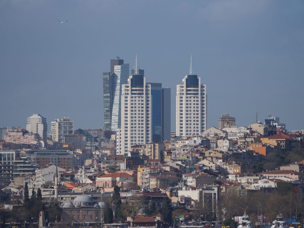 İstanbul'dan modern yüksek binaların ve geleneksel mimarinin bir arada bulunduğu bir manzara.