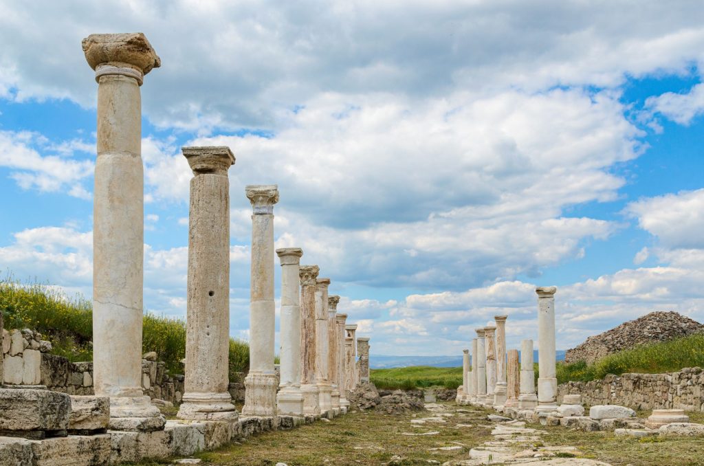 Laodikeia'nın antik Roma kalıntılarını ve mavi gökyüzüne karşı yükselen ikonik sütunlarını keşfedin.