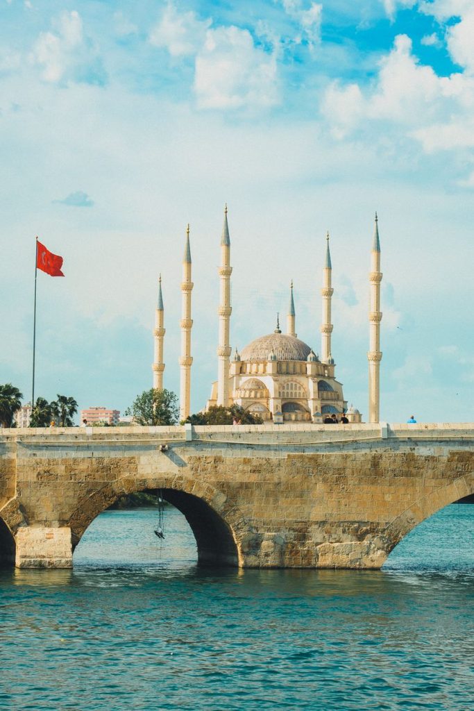 Adana'daki Sabancı Merkez Camii ve Taşköprü köprüsünün manzarası.