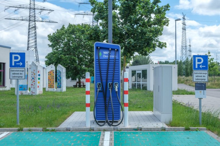 Elektrikli araçlar için çevre dostu tasarıma sahip kamu şarj istasyonu.