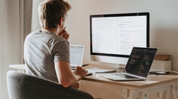 Yazılım öğrenmeye başlayan erkek öğrenci laptop başında