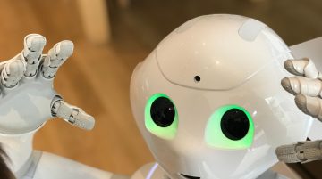 Modern bir ortamda, parlayan yeşil gözlere sahip futuristik insansı bir robot.