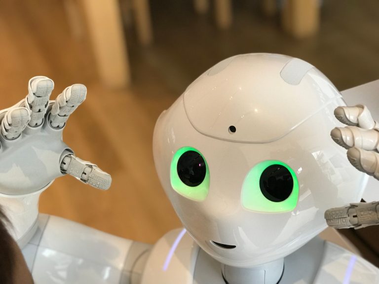 Modern bir ortamda, parlayan yeşil gözlere sahip futuristik insansı bir robot.
