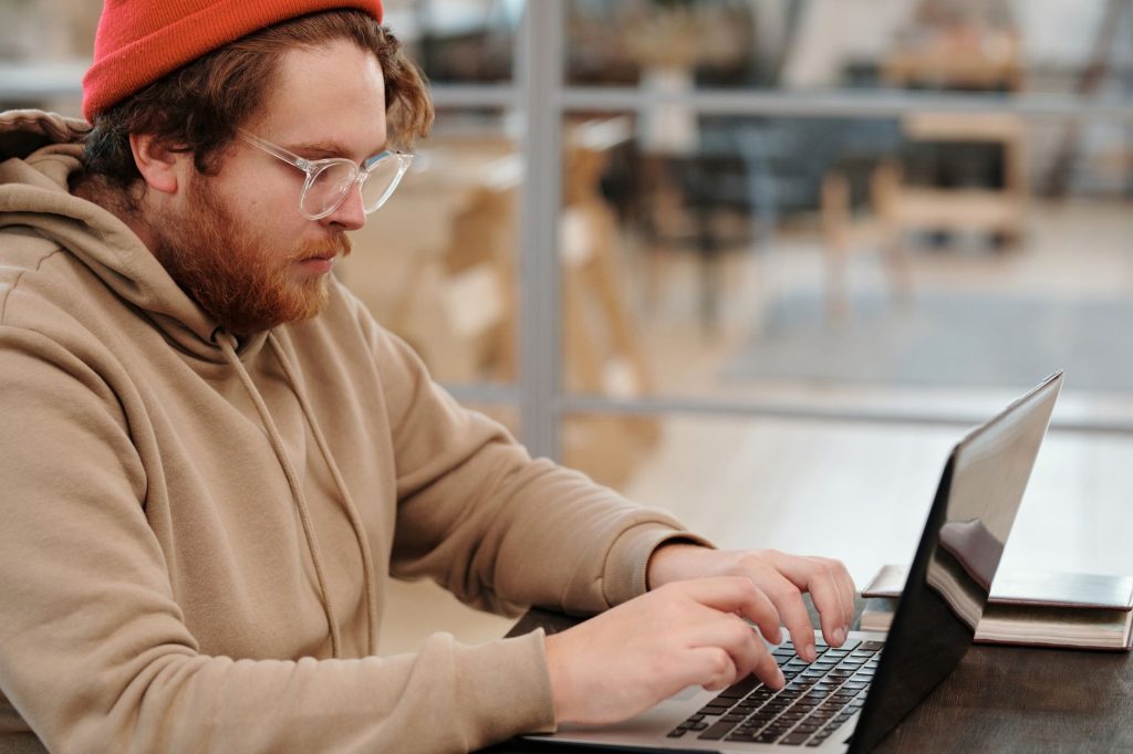 Kod yazarak öğrenen erkek programcı
