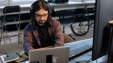 GitHub öğrenen erkek yazılımcı laptop başında