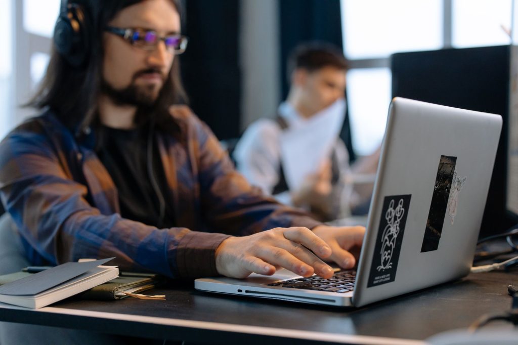 Kod yazan erkek programcı
