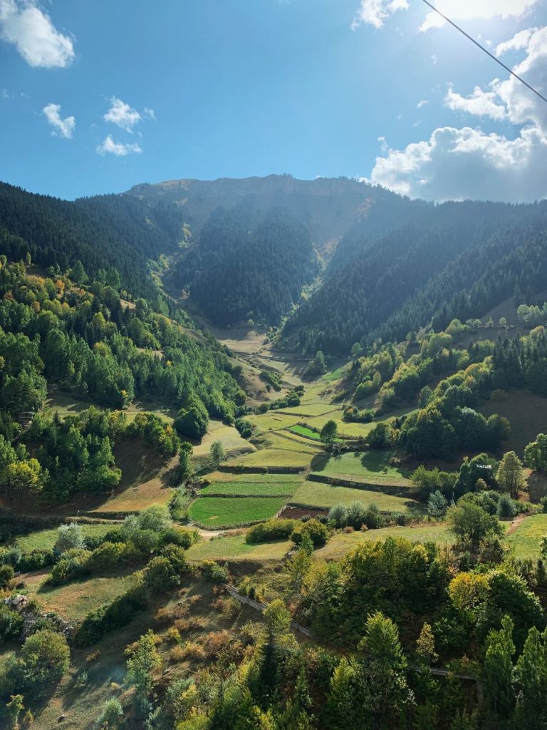Artvin, Türkiye'nin dağları ve vadileri arasında nefes kesici manzaraları ve yeşil alanları keşfedin.